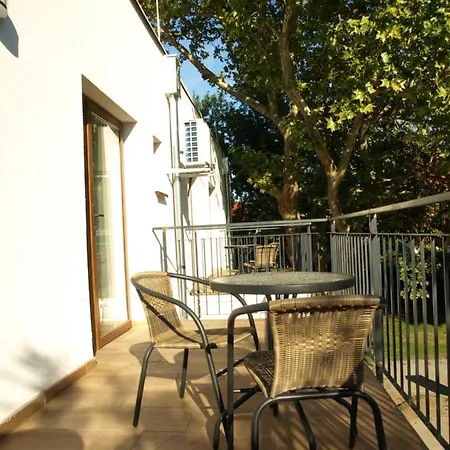 Garden Club Panzio Bed & Breakfast *