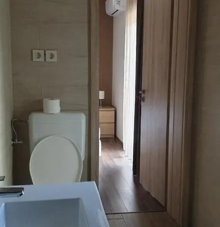 לינה וארוחת בוקר Garden Club Panzio 3*