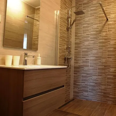 לינה וארוחת בוקר Garden Club Panzio