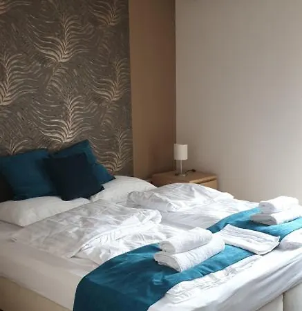 לינה וארוחת בוקר Garden Club Panzio 3*