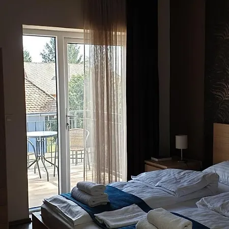 Garden Club Panzió Alojamento de Acomodação e Pequeno-almoço Balatonmáriafürdő