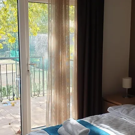 Garden Club Panzio לינה וארוחת בוקר 3*