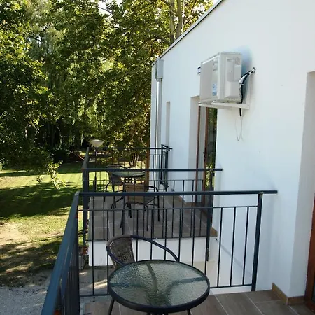 Garden Club Panzió Alojamento de Acomodação e Pequeno-almoço 3*