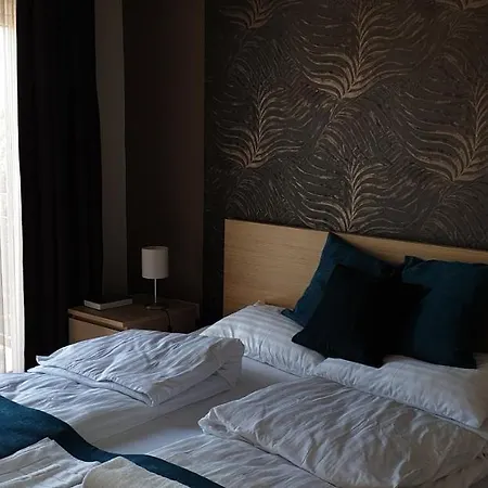 לינה וארוחת בוקר Garden Club Panzio Balatonmáriafürdő