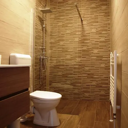 לינה וארוחת בוקר Garden Club Panzio