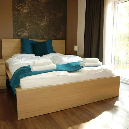 לינה וארוחת בוקר Garden Club Panzio