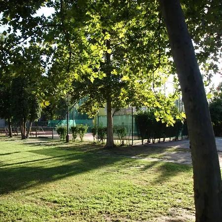 Garden Club Panzio לינה וארוחת בוקר Balatonmáriafürdő