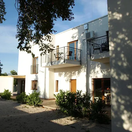 לינה וארוחת בוקר Garden Club Panzio Balatonmáriafürdő