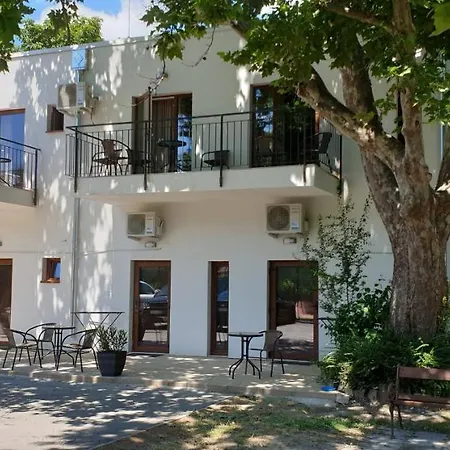 Alojamento de Acomodação e Pequeno-almoço Garden Club Panzió 3*