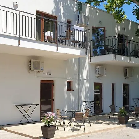 לינה וארוחת בוקר Garden Club Panzio 3*