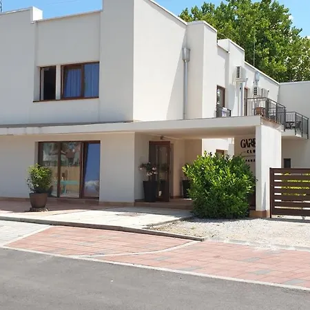 Alojamento de Acomodação e Pequeno-almoço Garden Club Panzió 3*