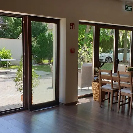 Garden Club Panzio לינה וארוחת בוקר 3*