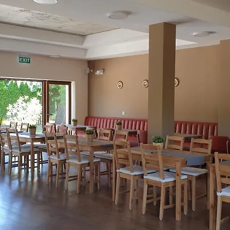 לינה וארוחת בוקר Garden Club Panzio