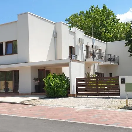 Garden Club Panzio * Balatonmáriafürdő