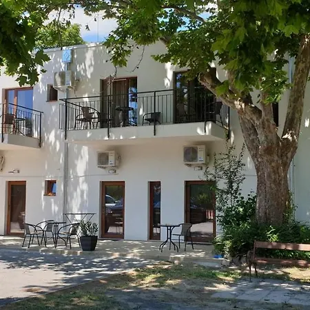 לינה וארוחת בוקר Garden Club Panzio 3*