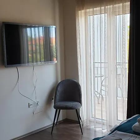 Alojamento de Acomodação e Pequeno-almoço Garden Club Panzió