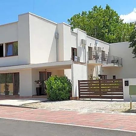 Garden Club Panzio 3*