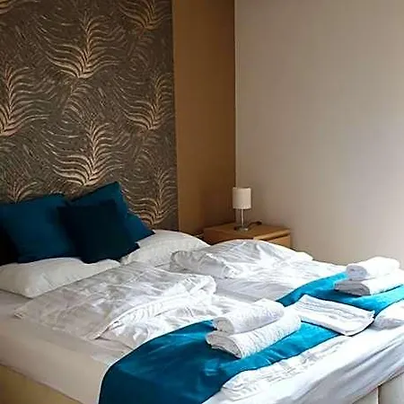 Garden Club Panzió Alojamento de Acomodação e Pequeno-almoço 3*