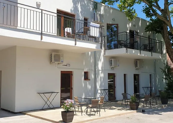 Bed & Breakfast Garden Club Panzio 3*