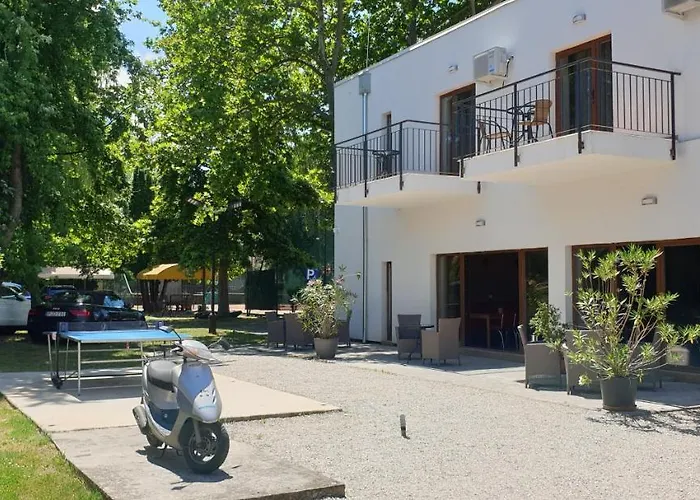 Bed and Breakfast Garden Club Panzio 3*